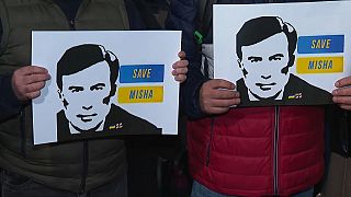 Demonstrant:innen fordern die Freilassung von Georgiens früherem Präsidenten Saakaschwili