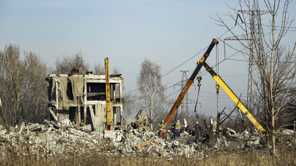 Συντρίμμια μετά την πυραυλική επίθεση σε ρωσική βάση στην Μακίιφκα