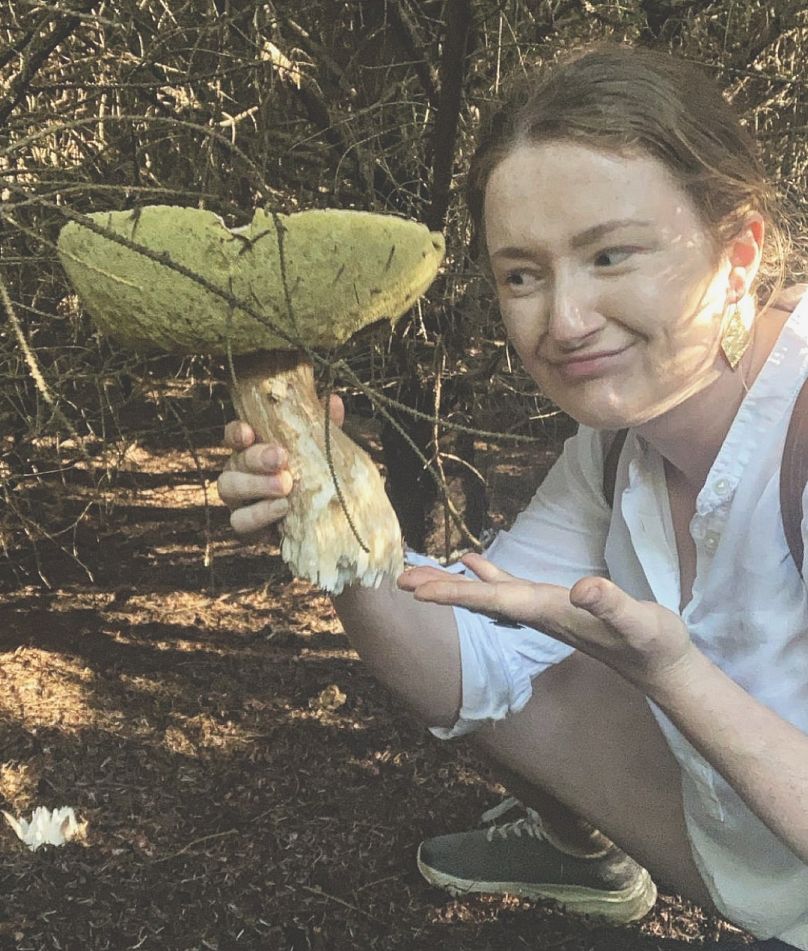 Pippa Lovell podczas poszukiwań leśnych produktów.