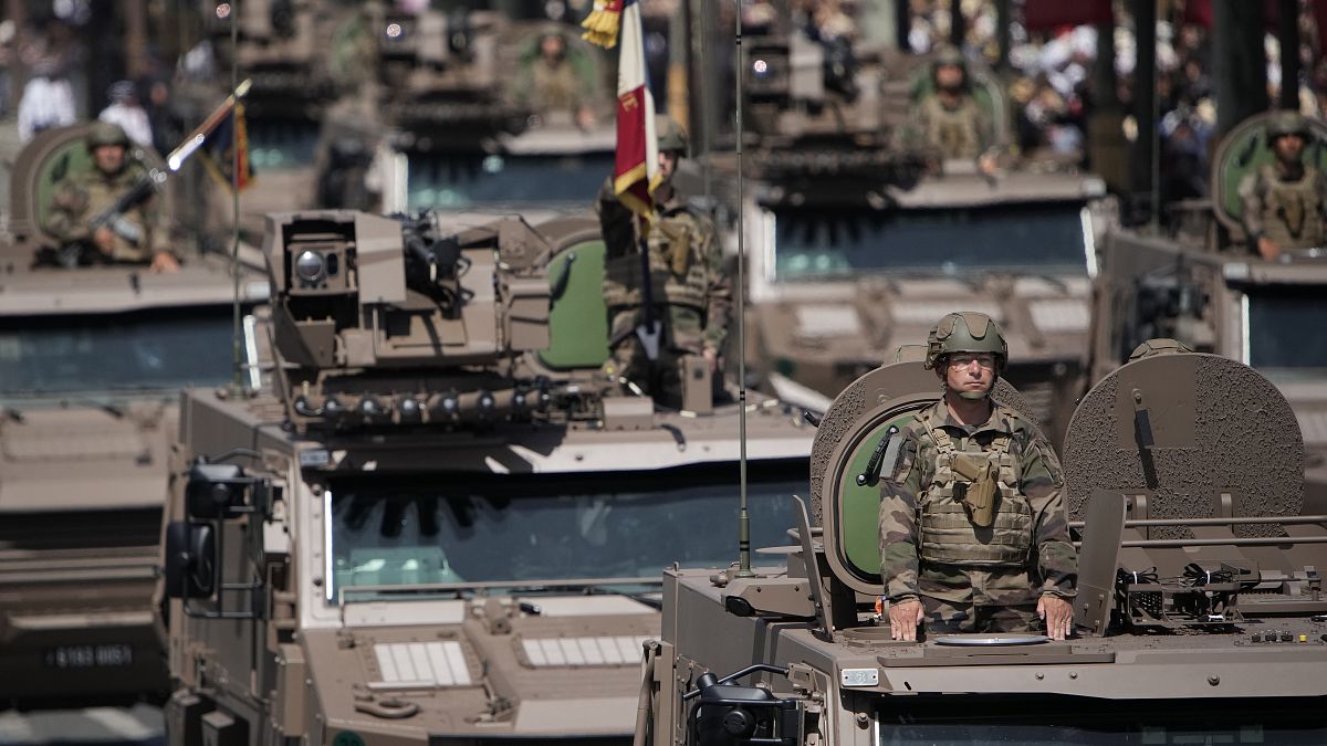 Des véhicules blindés de l'armée française défilent sur les Champs-Elysées à Paris, lors de la fête nationale le 14 juillet 2022.