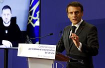 Emmanuel Macron habla mientras el presidente ucraniano Volodímir Zelenski escucha por videoconferencia, el 13 de diciembre de 2022