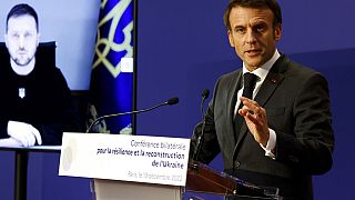 Presidente da Ucrânia, Volodymyr Zelenskyy, em vídeo, ao lado do homólogo francês, Emmanuel Macron