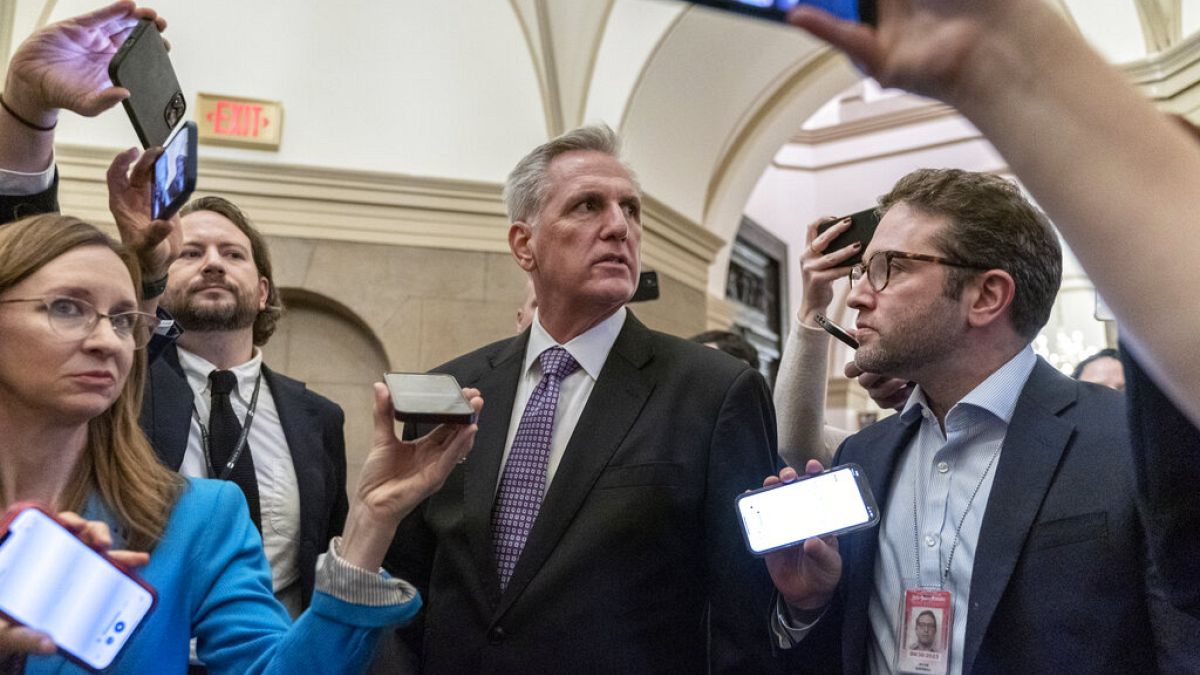 Kevin McCarthy regresa a su despacho tras un descanso en el segundo día del 118º Congreso en el Capitolio