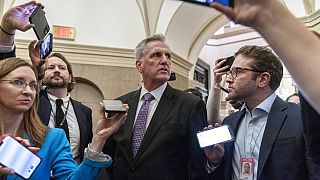 Kevin McCarthy regresa a su despacho tras un descanso en el segundo día del 118º Congreso en el Capitolio