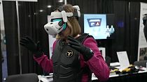 Una mujer prueba unas gafas de realidad virtual en CES 2023