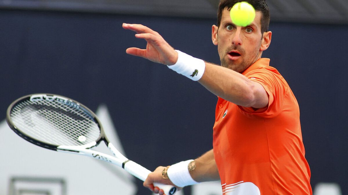 Novak Djokovics a francia Quentin Halys elleni mérkőzésen az adelaide-i tenisztornán 2023. január 5-én.