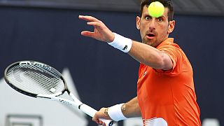 Novak Djokovics a francia Quentin Halys elleni mérkőzésen az adelaide-i tenisztornán 2023. január 5-én.