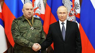 الرئيس الروسي فلاديمير بوتين يصافح قائد العملية العسكرية الروسية في أوكرانيا الجنرال سيرغي سوروفكين.