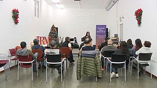 Sesión con adictos a la metanfetamina en la Fundación Ágape, en Barcelona, España