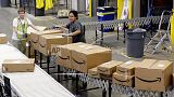 Gli impiegati chiudono le scatole Amazon in Arizona, USA, il 28 gennaio 2020.