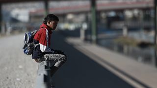 Siyasi sığınma talebinde bulunmak için Rio Grande nehri kıyısında bekleyen Orta Amerikalı genç bir göçmen