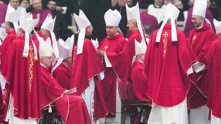أعضاء الكنيسة الكاثوليكية خلال وصولهم لحضور قداس جنازة البابا الفخري بنديكتوس السادس عشر في ساحة القديس بطرس بالفاتيكان.