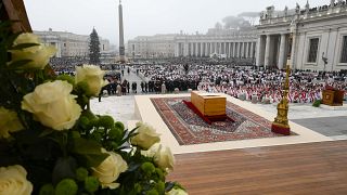 نعش البابا بنديكتوس السادس عشر في ساحة القديس بطرس في الفاتيكان - 5 يناير 2023.
