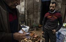 مردی در حلب سوریه هیزم می‌خرد