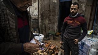 مردی در حلب سوریه هیزم می‌خرد