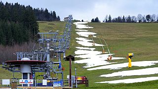 Çekya'da bir kayak merkezi sıcaklardan dolayı kar eksikliği yaşandığı için kapandı, Liberec, 5 Ocak 2023