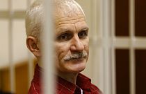 Ο Λευκορώσος νομπελίστας Αλες Μπιαλιάτσκι κατ΄λα τη διάρκεια της δίκης του