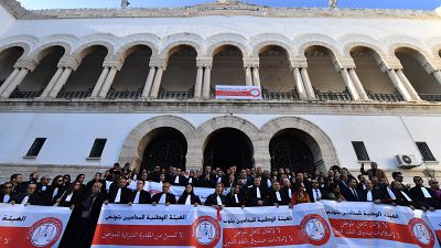 المحامون التونسيون يحتجون أمام قصر العدالة في تونس.