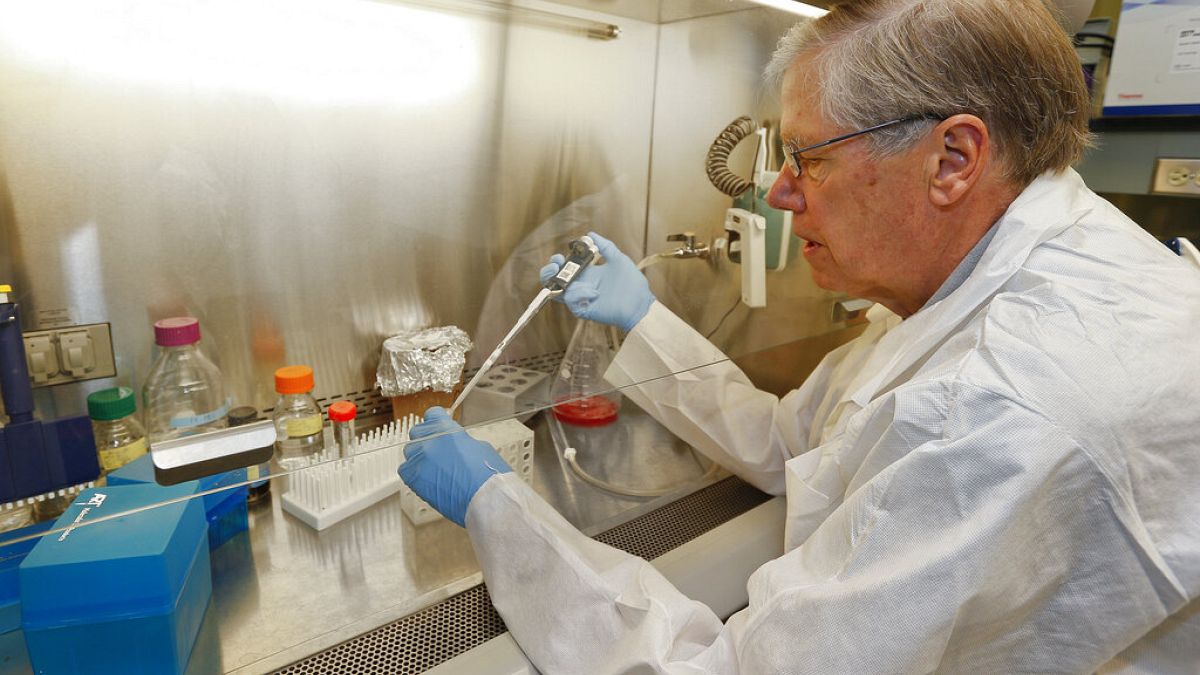صورة من الارشيف- الدكتور جورج كارلسون، مدير معهد أبحاث ماكلولين،  يركز أبحاثه على مرض الزهايمر، مختبر في غريت فولز، مونتانا الأمريكية