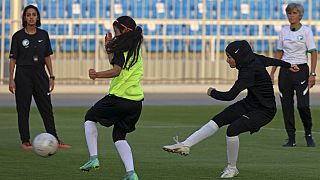 تقود المدربة الألمانية مونيكا ستاب (إلى اليمين) لعبة تدريبية للمنتخب السعودي لكرة القدم للنساءا في ملعب الأمير فيصل بن فهد في الرياض- 2 نوفمبر 2021.