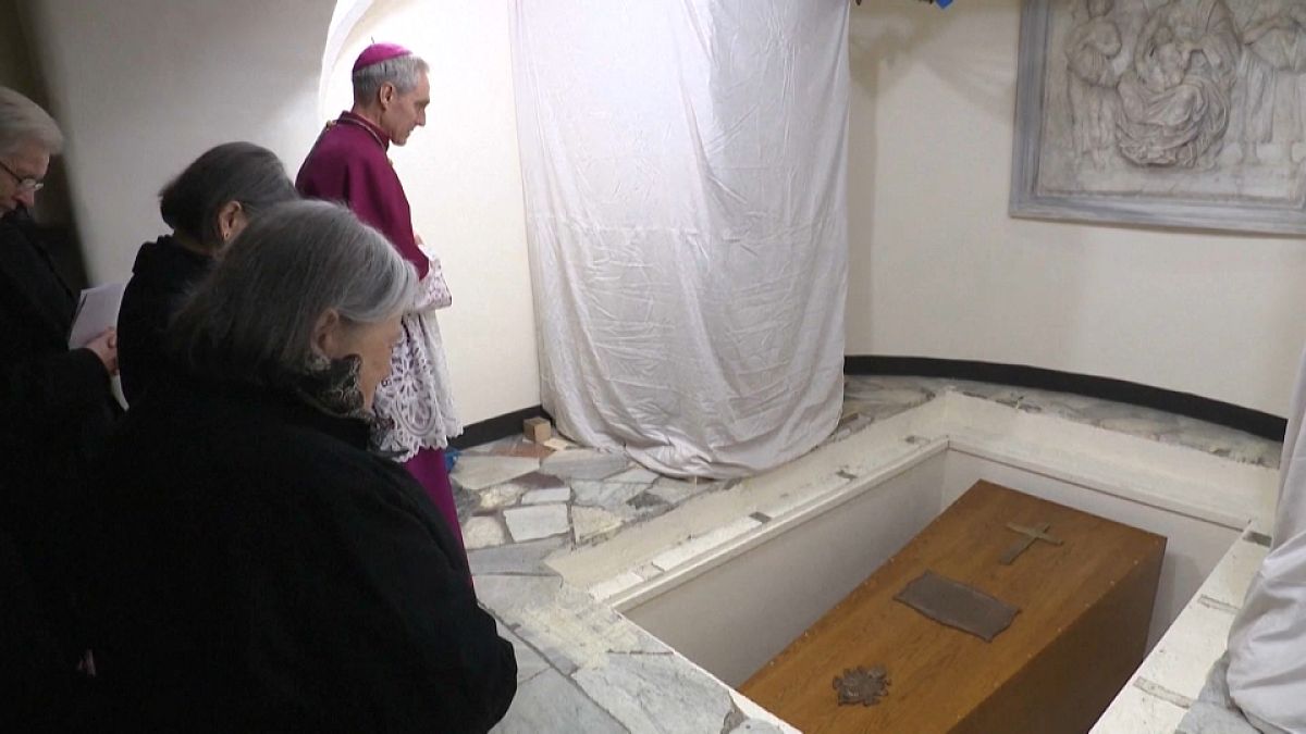 Le cercueil de Benoît XVI repose dans la crypte de la basilique Saint-Pierre