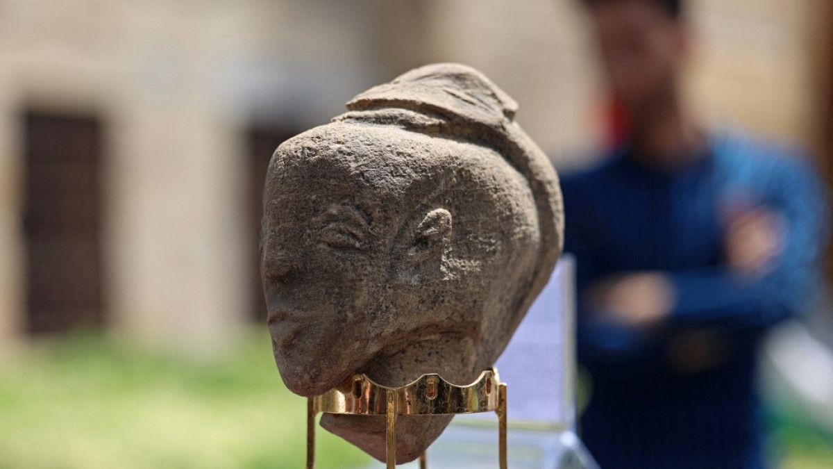 صورة من الارشيف-تمثال حجري اكتُشف حديثًا عمره أكثر من 4500 عام يصور وجه إلهة قديمة ، يُعرض خلال مؤتمر صحفي في وزارة الآثار والسياحة في مدينة غزة - 26 أبريل 2022.