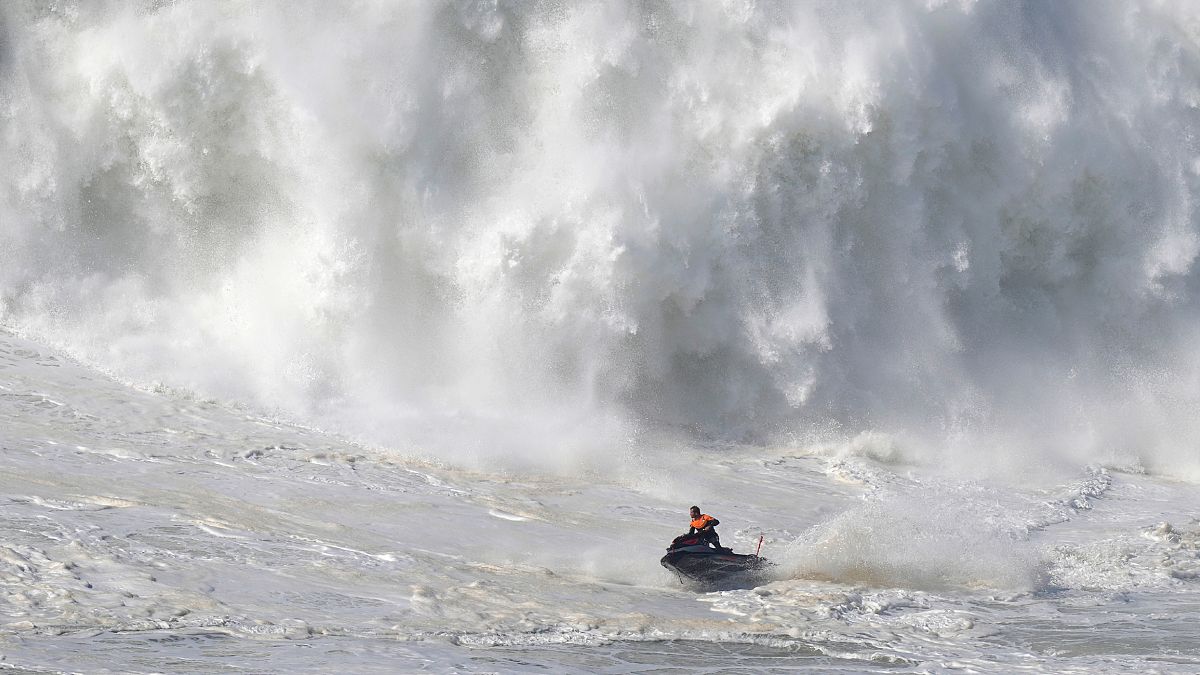 Mota de água de apoio aos surfistas nas ondas grandes da Nazaré em fevereiro de 2022
