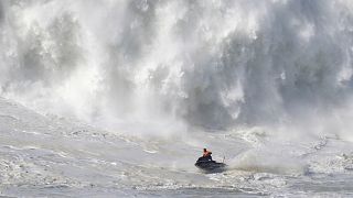 Mota de água de apoio aos surfistas nas ondas grandes da Nazaré em fevereiro de 2022