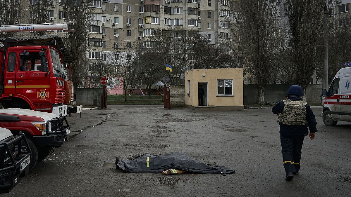 جثة رجل إطفاء قُتل في القصف الروسي لمحطة الإطفاء في خيرسون بأوكرانيا عشية عيد الميلاد الأرثوذكسي.