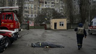 جثة رجل إطفاء قُتل في القصف الروسي لمحطة الإطفاء في خيرسون بأوكرانيا عشية عيد الميلاد الأرثوذكسي.