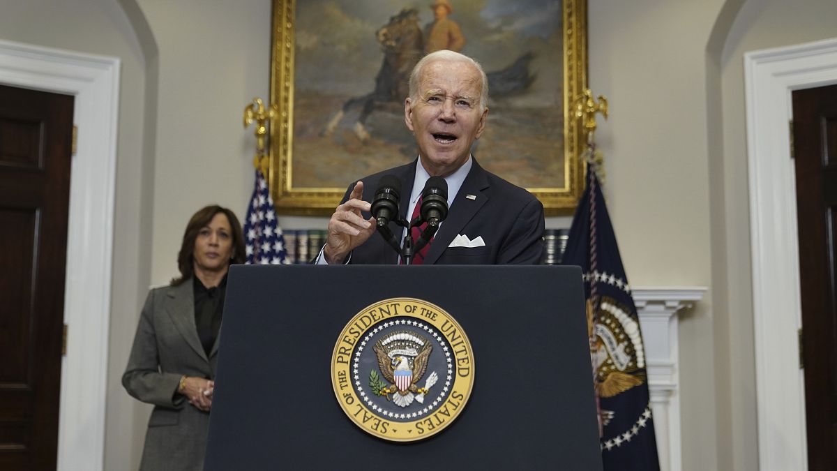 El presidente Joe Biden habla sobre la seguridad fronteriza en la Sala Roosevelt de la Casa Blanca.  La vicepresidenta Kamala Harris, a la izquierda.