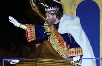 Rei Gaspar acena à multidão, durante desfile dos Três Reis Magos, em Madrid, Espanha