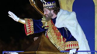 Rei Gaspar acena à multidão, durante desfile dos Três Reis Magos, em Madrid, Espanha