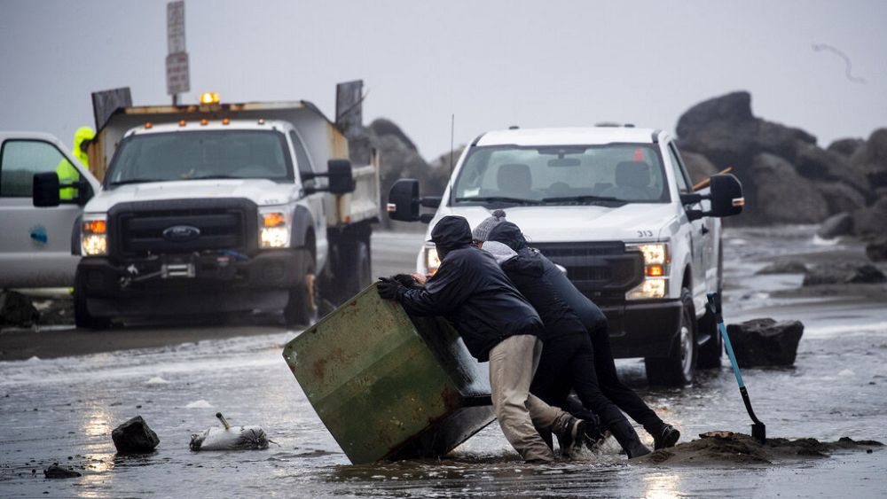 Devastating cyclone boma in California, leaves two dead and 180,000 users without electricity
