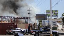 La policía llega al lugar después de que una tienda fuera saqueada en Culiacán, estado de Sinaloa, el jueves 5 de enero de 2023.