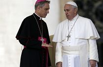 Georg Gänswein e Papa Bergoglio in una foto del novembre 2013.