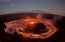 Az amerikai földtani intézet által biztosított webkamera-felvétel a hawaii Kilauea vulkánt mutatja