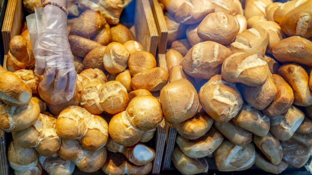 Nederlandse bakkers maken oud brood weer vers door te recyclen