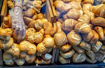 Du pain est exposé dans une succursale de la boulangerie Cafe Ernst à Neu Isenburg, en Allemagne, lundi 19 septembre 2022.