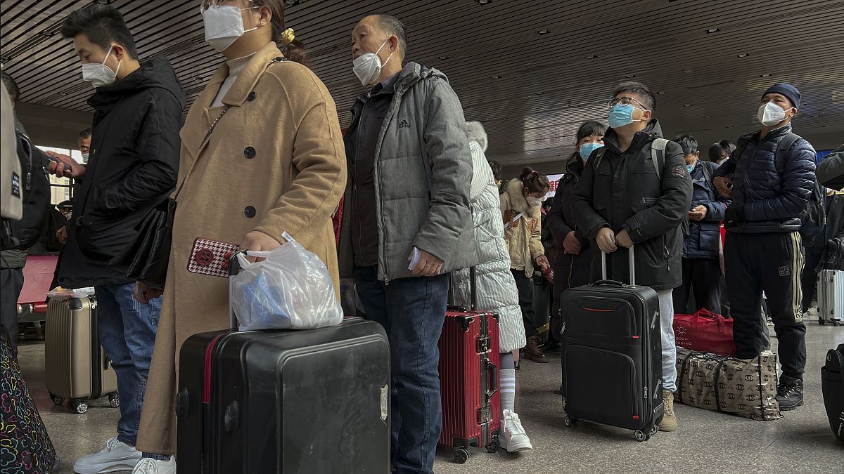 Membros de um mecanismo europeu de resposta a crises recomendam testes à Covid-19 para todos os passageiros que viajam da China.