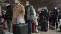 Passeggeri in Cina con mascherine 