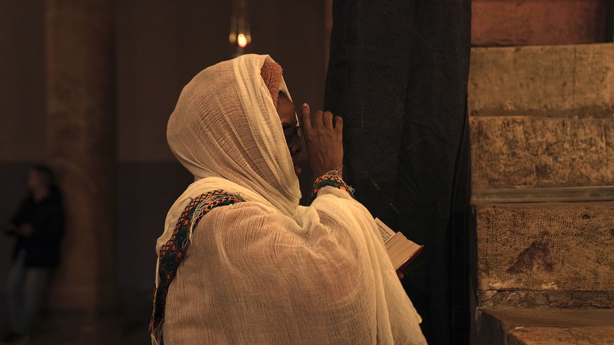 امرأة إثيوبية تصلي في كنيسة المهد بمدينة بيت لحم الفلسطينية