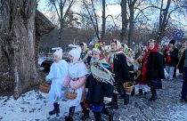Ukrán népviseletbe öltözött gyerekek, karácsonyi énekeket énekelnek, ahogy meglátogatják szomszédaikat az ortodox karácsony alkalmából a Kijev mellett fekvő Pirogovo faluban