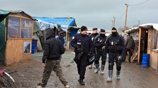 عناصر من الشرطة الفرنسية يقومون بدورية في مخيم المهاجرين في كاليه، شمال فرنسا. 2016/02/05