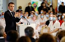 Le président français Emmanuel Macron lors de son discours devant le personnel soignant de l'hôpital de Corbeil-Essonnes.