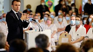 Le président français Emmanuel Macron lors de son discours devant le personnel soignant de l'hôpital de Corbeil-Essonnes.