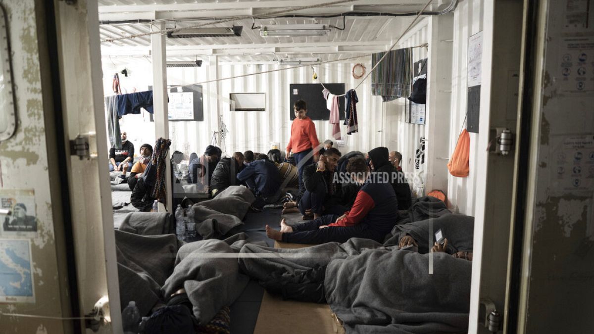 Migranti avvolti con coperte sulla nave di salvataggio Ocean Viking, nel mar Mediterraneo, vicino alla costa della Sicilia, 6 novembre 2022.