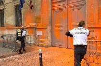 Klima-Aktivisten der "Dernière Renovation" besprühen Fassaden von französischen Regierungsgebäuden