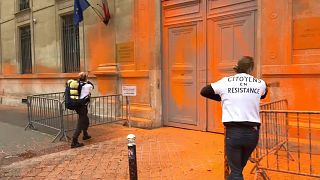 Ativistas borrifaram de laranja a fachada do Ministério da Transição Ecológica de França