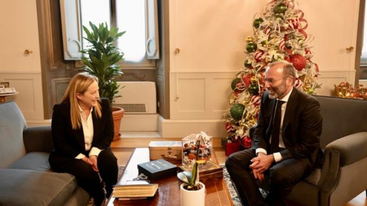 Giergia Meloni olasz kormányfő és Manfred Weber Rómában